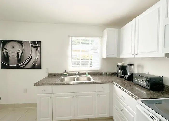 Modern Miami Family Cottage Beach 15 Min